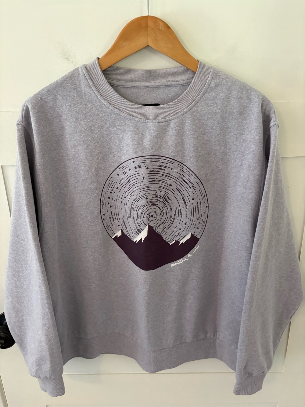 Mountain and Isles Lavender Starry Night Sweatshirt. Size Large.